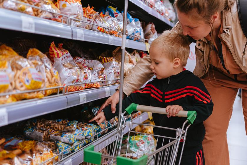 Женя с мамой в магазине